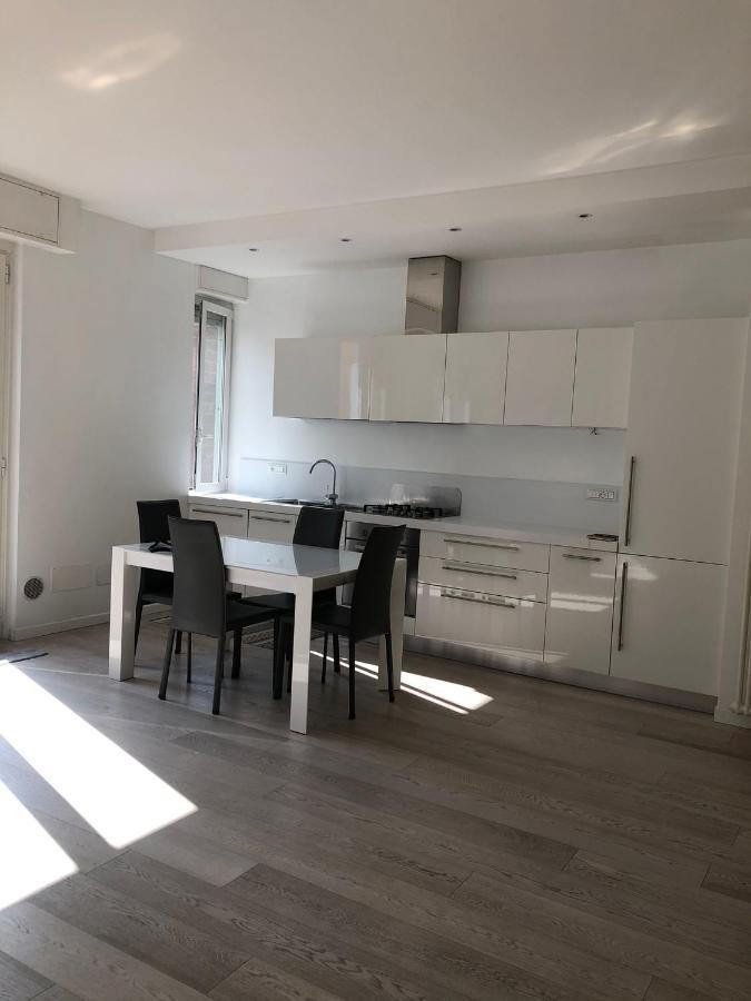 Bright & Spacious Apartment Near Navigli - Ponti Milan Luaran gambar