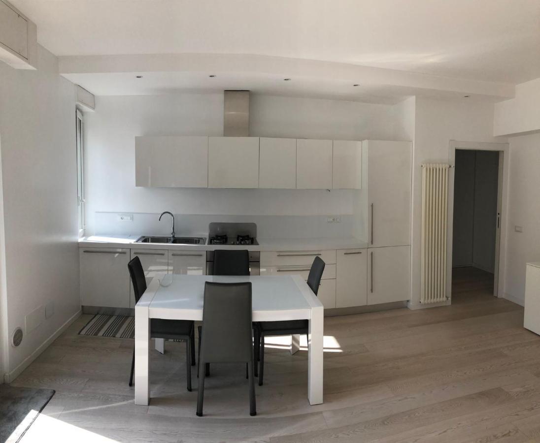 Bright & Spacious Apartment Near Navigli - Ponti Milan Luaran gambar