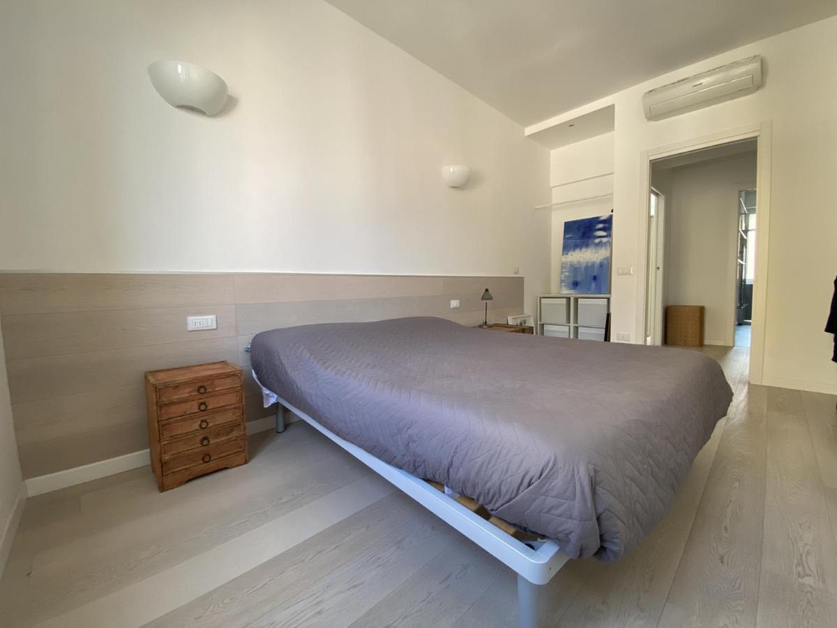 Bright & Spacious Apartment Near Navigli - Ponti Milan Luaran gambar
